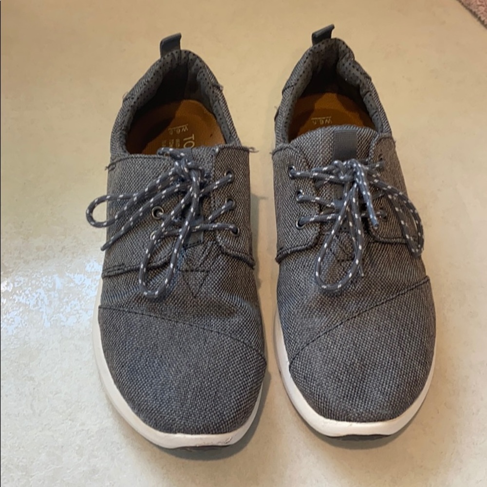 Women’s gray Toms size 6.5